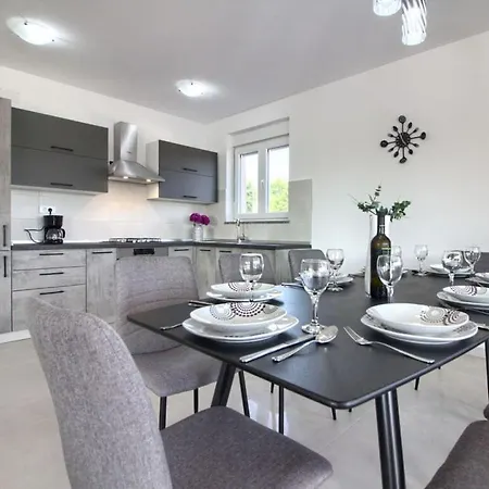 Enjoy Comfortable Holiday Villa Pula