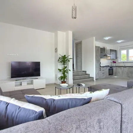 Enjoy Comfortable Holiday Villa Pula